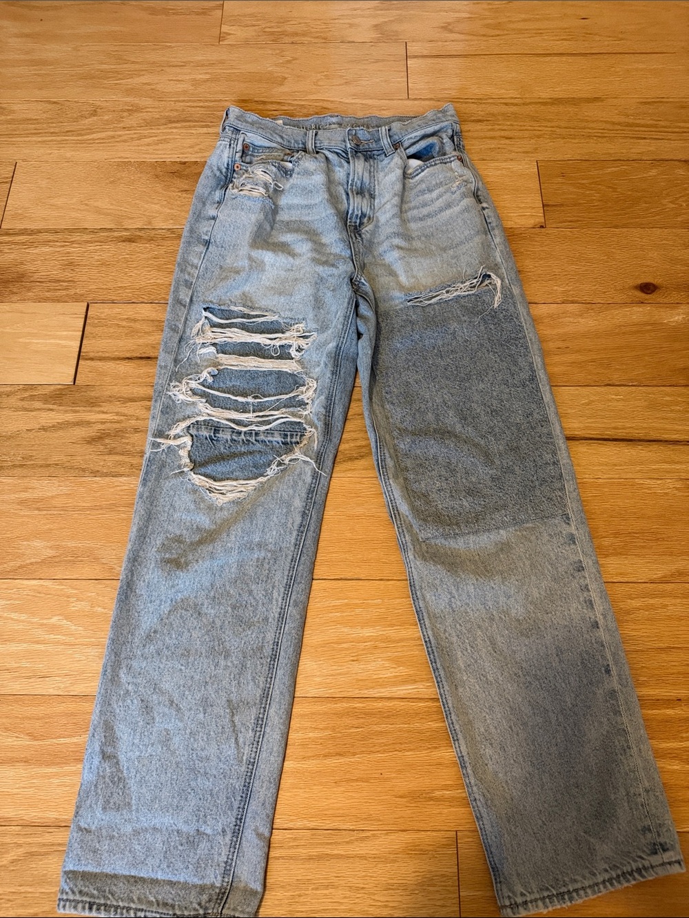 American Eagle Outfitters Light Blue Distressed Relaxed Jeans